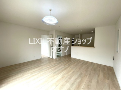【居間・リビング】 | 加須市久下5丁目　中古戸建