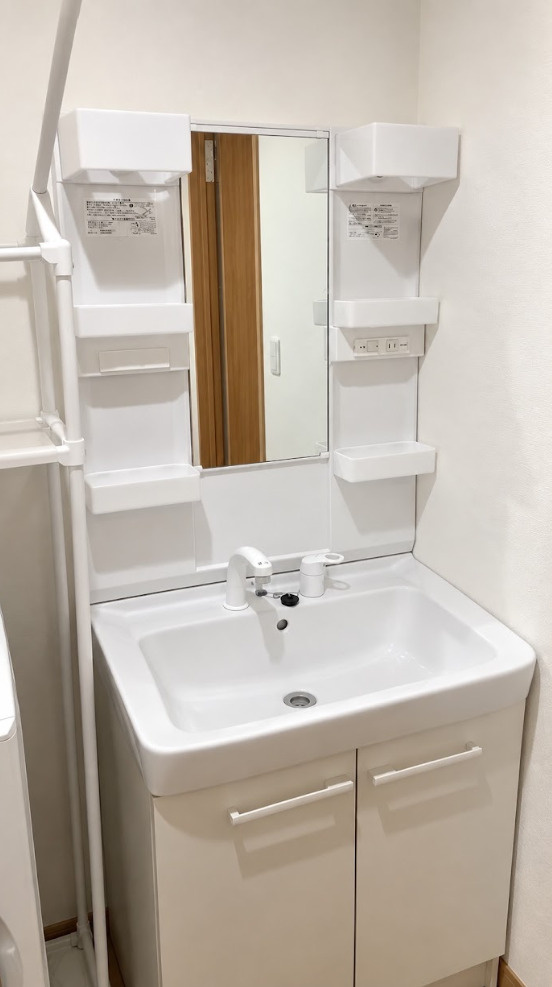 西原戸建【築浅３LDK】の独立洗面台