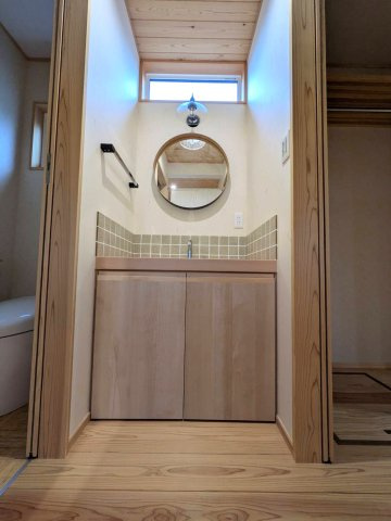 岡山市東区広谷 中古住宅の洗面所|◆ホールの洗面台です。お出かけ前の身支度を整えたり帰宅後の手洗い場としても大活躍です。