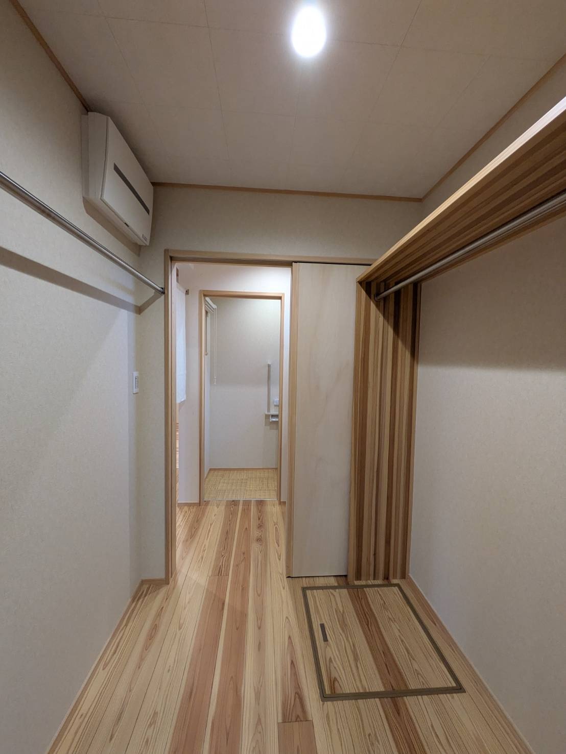 岡山市東区広谷 中古住宅の収納|◆大容量のWICは家族全員分の衣類や小物を一か所にまとめることができます。ちょっとした着替えスペースとしても活用可能！