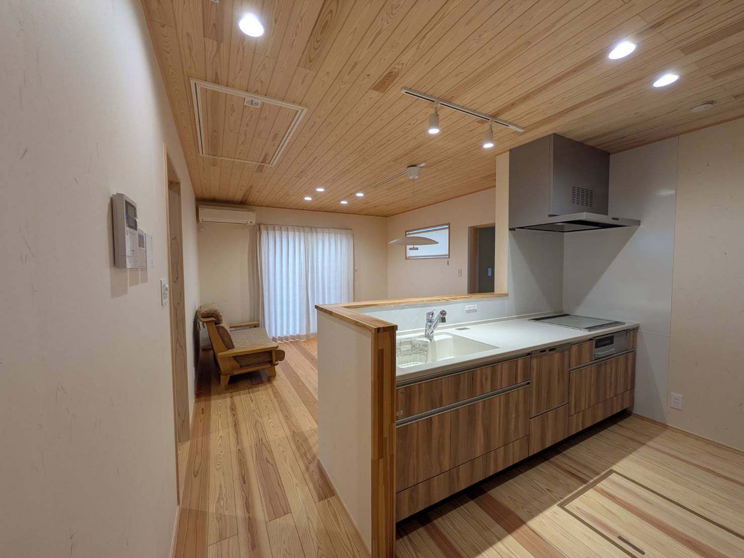 岡山市東区広谷 中古住宅の居間・リビング|◆LDKは13畳ございます。