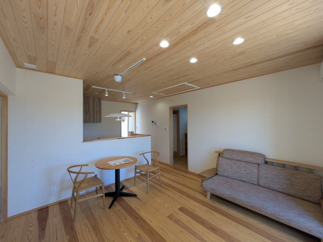 岡山市東区広谷 中古住宅の居間・リビング|◆癒しを感じられる木目調の内装です。