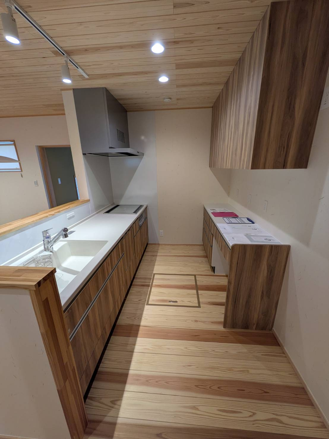 岡山市東区広谷 中古住宅のキッチン|◆食洗機・ビルトイン3口IH付のシステムキッチンです。フラットタイプで日々のお手入れも楽々！