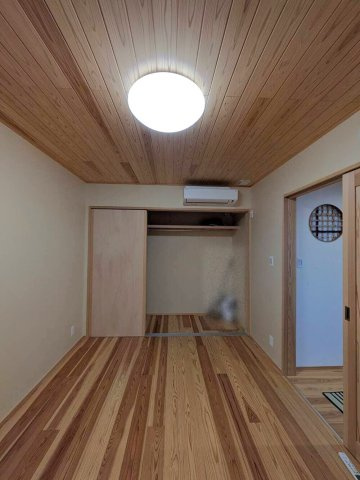 岡山市東区広谷 中古住宅の洋室|◆洋室6.0畳は大きめのクロゼット付き！お荷物でお部屋を圧迫することなく使用できます。