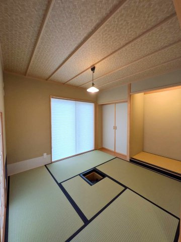 岡山市東区広谷 中古住宅の和室|◆和室4.5畳です。お茶を点てる方におすすめの炉もございます。
