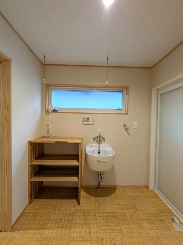 岡山市東区広谷 中古住宅の脱衣所|◆広さのある洗面室です。