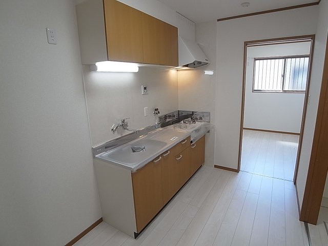 東尻池７住宅の居間・リビング|キッチンスペースに冷蔵庫も置けます