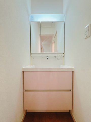 【中古戸建】館林市瀬戸谷町の独立洗面台|■洗面室｜洗濯機を置いてもゆとりある広さの洗面脱衣室です♪三面鏡の洗面化粧台なので身支度もしやすくおしゃれが好きな方にも嬉しい設計です♪