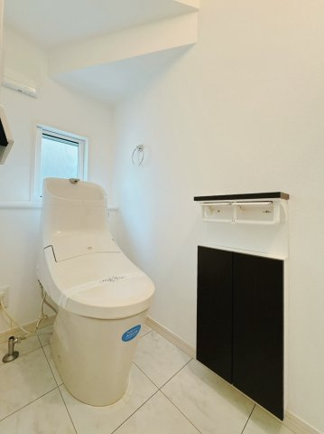 【中古戸建】館林市瀬戸谷町のトイレ|■トイレ｜トイレは1・2階それぞれにシャワー付きトイレを完備。朝夕の忙しい時ほど、家族のトイレ時間がかぶるもの。トイレが2箇所にあると時短にも繋がり便利です。