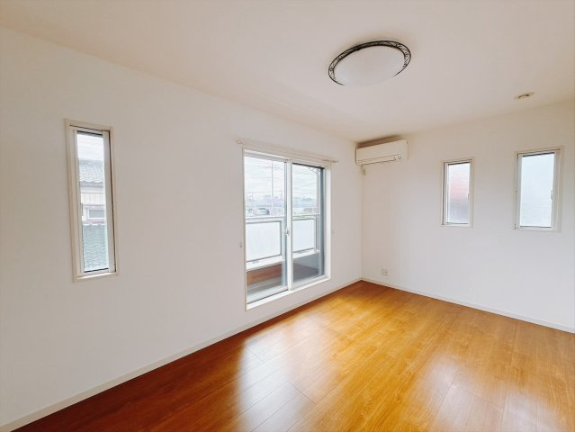 【中古戸建】館林市瀬戸谷町の洋室|■洋室｜「今日も一日お疲れ様」とゆったりくつろげる寝室。毎日の家事やお仕事に疲れた日はフカフカのベットで癒されてください。テレビや本棚をおいても快適な広さなのが自慢のお部屋です♪