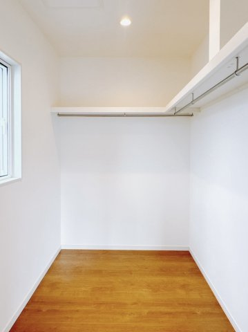 【中古戸建】館林市瀬戸谷町の収納|■WIC｜お洋服はもちろん、使う頻度の少ない家具や小物・場所を取りがちな旅行用のスーツケースなどもしまえます。また、厚手のコートをしまっても充分な広さを堪能できるプランです♪