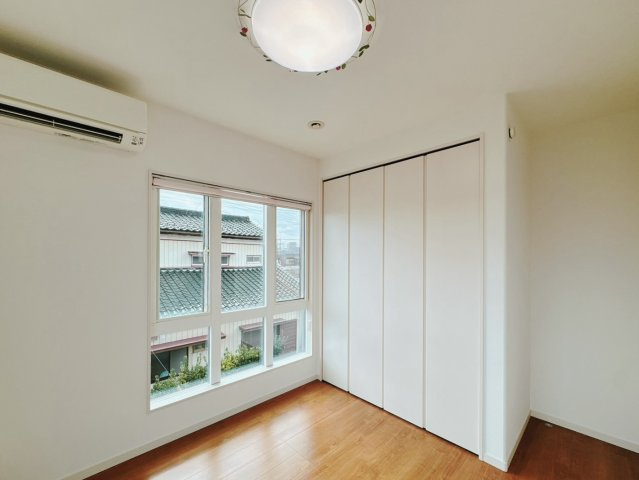 【中古戸建】館林市瀬戸谷町の洋室|■洋室｜2階各居室には収納をご用意しています♪常にお部屋を綺麗に保てます！小さなお子様も自然とお片付けができるようになるのでうれしいですよね！