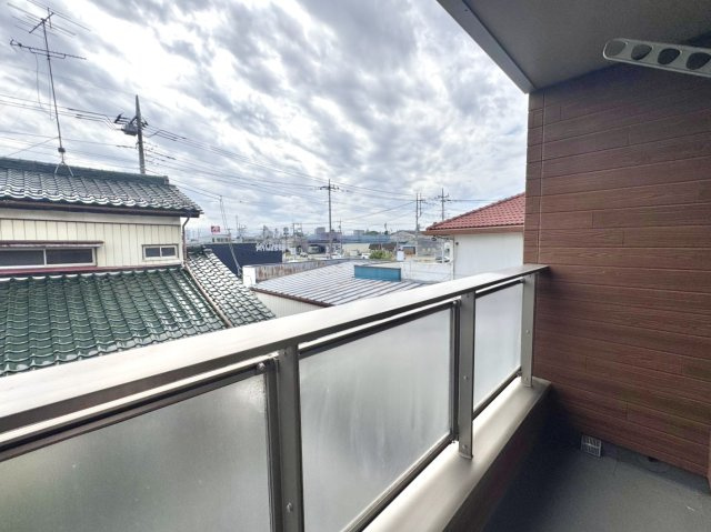 【中古戸建】館林市瀬戸谷町のバルコニー|■バルコニー｜あたたかな陽のひかりを浴びることのできるバルコニー。お洗濯物やお布団を干せば、家族みんなが気持ちよく暮らすことができます(*^^*)