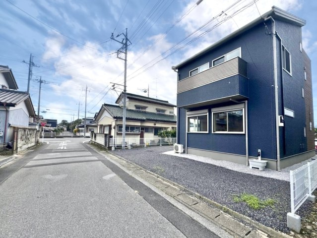 【中古戸建】館林市瀬戸谷町の外観|■外観｜前面道路が広く見渡しが良いため、車の出入りやすれ違いもスムーズで日々の運転も安心して行えます♪