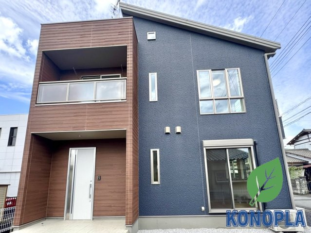 【中古戸建】館林市瀬戸谷町の外観|■外観｜ブラウン×ネイビーブルーの外観は重厚感のある落ち着いた色味が印象的で、シックで洗練された雰囲気とともに高級感を感じさせてくれます♪