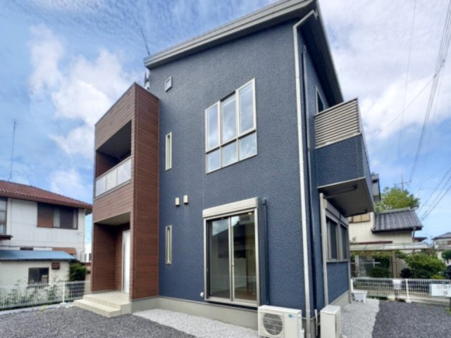 【中古戸建】館林市瀬戸谷町の外観|■外観｜外構や植栽の計画次第で、リゾートのような非日常間のある空間づくりも可能です♪自分好みにアレンジできる余白があり、住みながら楽しめる住まいです♪