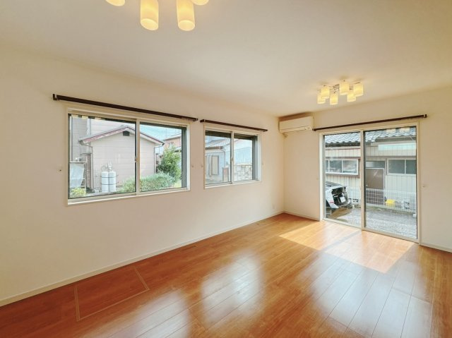 【中古戸建】館林市瀬戸谷町の居間・リビング|■リビング｜窓から射し込む陽射しが縦横に広がり、あたたかな空間を形作ります♪木目のきれいなフローリングとシンプルな壁紙は、一日中家に居ても飽きることなく過ごすことができる素敵な空間です♪
