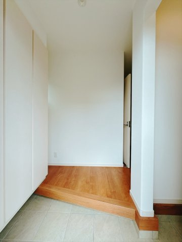 【中古戸建】館林市瀬戸谷町の玄関|■SIC｜下駄箱以外にも土間収納がございますので雨に濡れた傘や靴をしまうのに最適になっております。また、空間消臭剤やアロマを置いていつでもいい香りの空間を演出する事もできます♪