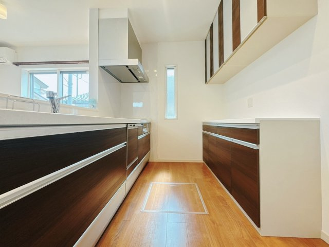 【中古戸建】館林市瀬戸谷町のキッチン|■キッチン｜お料理をしながら会話も弾むカウンターキッチン。そして何かと散らかりがちなキッチン…備え付けのカップボードは嬉しいですね♪いつでもスッキリとお片付け上手に！！