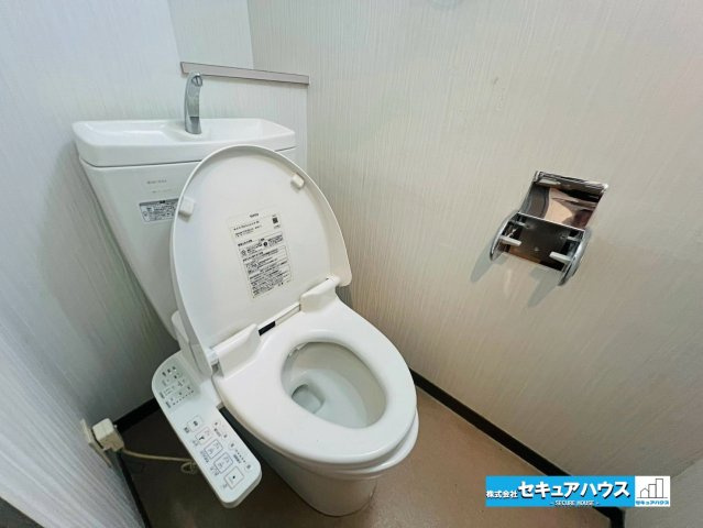 レインボー豊明のトイレ|【高機能トイレ】
◆高機能トイレの多くは便器のフタの開閉が自動であり、使用後に手動で水を流す面倒もなく非常に便利です。スタイリッシュな見た目で、お掃除しやすく、節水効果が高いです。　　　　　　　　　　