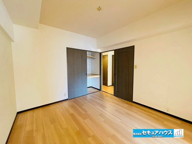 レインボー豊明の洋室|【洋室7帖】
◆リビングに続く洋室の扉を開ければ開放感が増し、一体化したスペースとしてお子様の遊び場などに利用できます。収納付きです。　　　　　　　　　　　　　　　　　　　　　　　　　　　　　　　　　