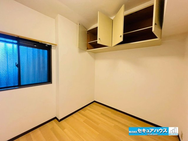 レインボー豊明の洋室|【洋室4.1帖】
◆吊戸棚のためお部屋を目一杯広く使うことができます。
◆共用部分側にあるお部屋のため面格子とすりガラス付きの窓でプライバシー空間を守ることが出来ます。　　　　　　　　　　　　　　　　