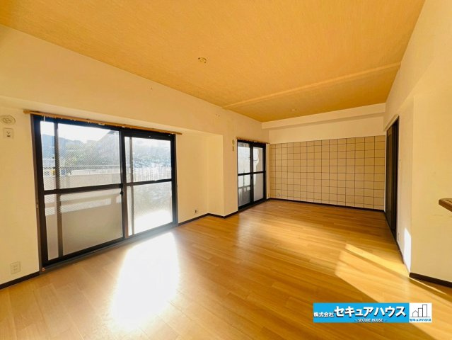 レインボー豊明の居間・リビング|【LDK18.7帖　別角度】
◆アクセントクロスによりお洒落な空間になっております。
◆広々としたリビングのためダイニングテーブルや大きなソファを配置することができます。　　　　　　　　　　　　　　　