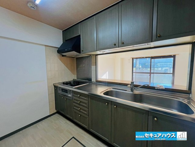レインボー豊明の独立洗面台|【洗面台】
◆3面鏡の裏にたっぷりと収納スペースを標準装備しており、歯ブラシやコンタクト用品など見えない収納可能！
◆洗面台下の収納スペースには、シャンプーや洗剤のストックなどをしまうことができます。