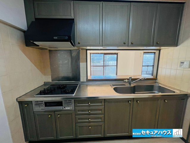 レインボー豊明のキッチン|【キッチン】
◆同時にたくさんの料理が調理できる3口コンロ。「焼く・蒸す・煮る」の工程を同時進行で進めることができるので、料理を素早く作ることができます。育児でバタバタ忙しいママに嬉しい♪　　　　　　