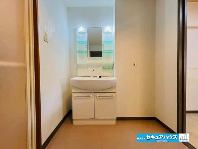 レインボー豊明のトイレ|【高機能トイレ】
◆高機能トイレの多くは便器のフタの開閉が自動であり、使用後に手動で水を流す面倒もなく非常に便利です。スタイリッシュな見た目で、お掃除しやすく、節水効果が高いです。　　　　　　　　　　