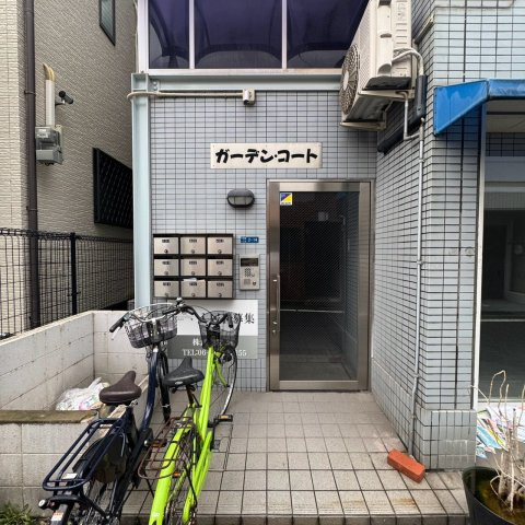 ガーデン・コートのエントランス
