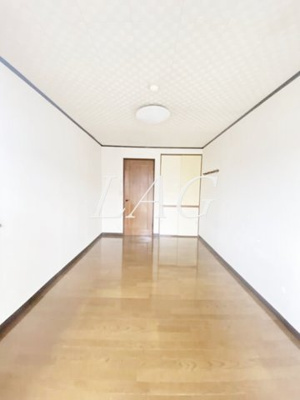【居間・リビング】 | ニューライフ越塚 | 洋室のお部屋です。