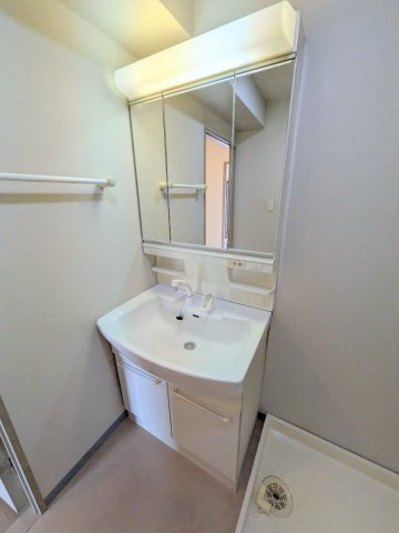 オアシス2000の洗面所|明るい洗面所です