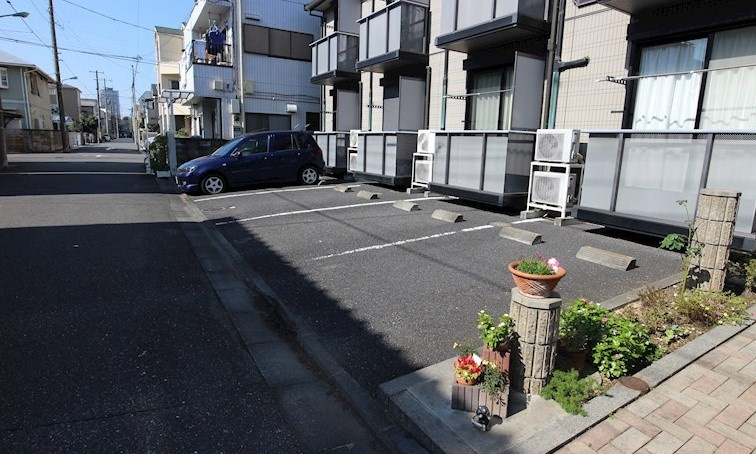 メゾン・ブラッサムの駐車場