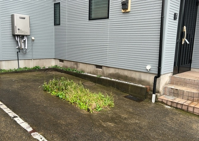 【駐車場】 | 御園中古戸建 | 敷地内にはカースペースを完備しており、お車の駐車はもちろん駐輪場やバイク置場としてもご利用いただけます。前面道路は南東側14.5m、南西側6mの広々とした公道で、お車の出し入れも非常にスムーズです。