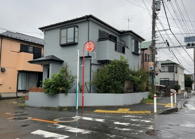【前面道路含む現地写真】 | 御園中古戸建 | 南東側幅員約14.5mの公道に面した開放感のある角地物件です。道路幅が十分にあるため車のすれ違いや駐車もスムーズに行えます。相模台小学校まで徒歩5分（約381m）と、子育て世代にも安心の住環境です。