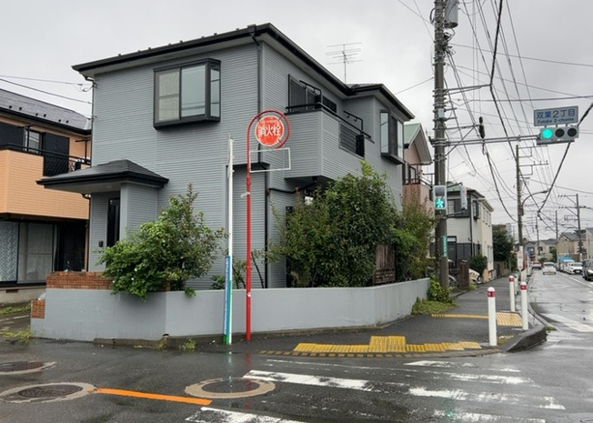 【前面道路含む現地写真】 | 御園中古戸建 | 南西側幅員約6.0mの公道に接接しており、前面道路の交通量も少なく閑静な佇まいです。平坦地で歩道も整備されているため、お子様やご年配の方の歩行も安全。小田急相模原駅アクセスも利便性良好な立地です。