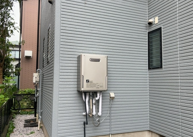 【発電・温水設備】 | 御園中古戸建 | 2026年8月に新規交換されたオートバス対応の給湯リモコン設備です。ボタンひとつでお湯張りや保温、追い焚き操作が簡単に行えます。忙しい日の入浴準備もスムーズで、家族みんなで温かいお風呂を楽しめます。