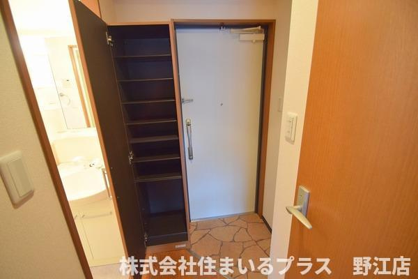 メイト鶴見の玄関