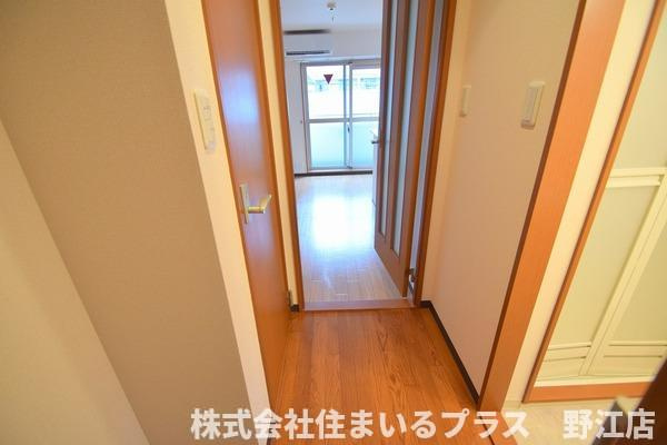 メイト鶴見の玄関