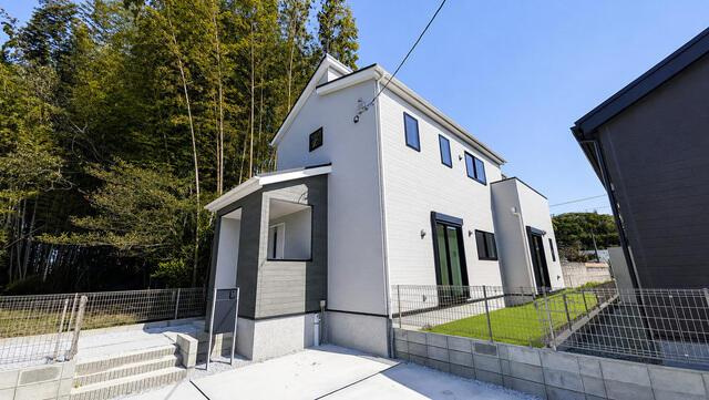 三養基郡みやき町大字簑原の新築一戸建の外観|人工芝施工工事済み