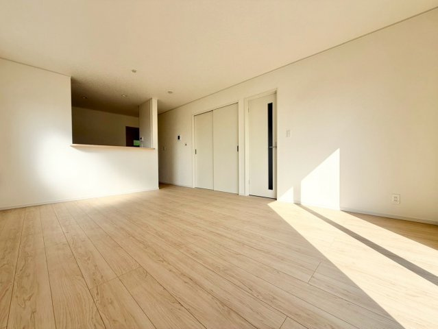 【居間・リビング】 | 八街市榎戸1号棟 | 即日内覧可能です！お気軽に０４７６－３７－３８８８までお問合せ下さい。