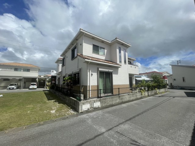 糸満市潮崎町3丁目の前面道路含む現地写真