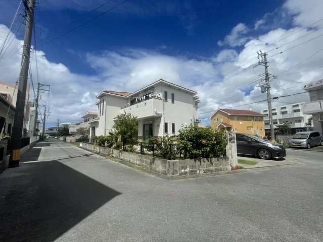 糸満市潮崎町3丁目の前面道路含む現地写真