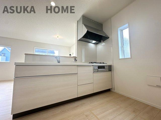 戸塚区名瀬町 新築戸建てのキッチン|LDKが見渡せるカウンターキッチン、お料理をしながら家族との団欒の時間も過ごせるキッチンです。