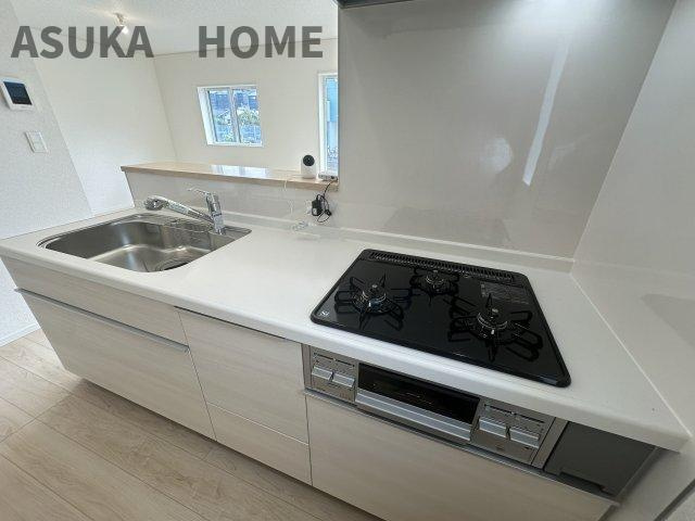 戸塚区名瀬町 新築戸建てのキッチン|広々とした作業台はお料理の手際が良くなり自分時間も確保できますね。