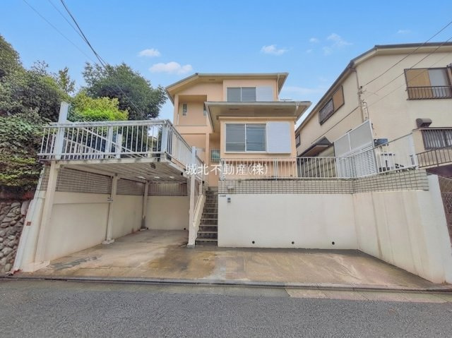 練馬区大泉町2丁目の外観|間口が広く明るく快適な立地です
駐車並列で2台可能