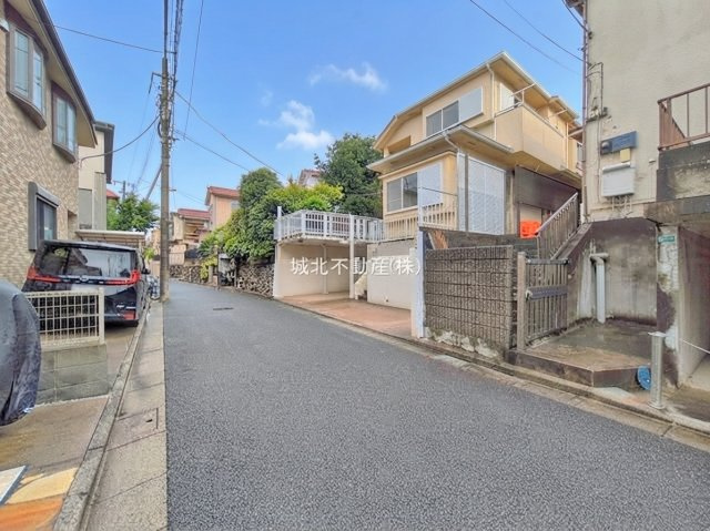 練馬区大泉町2丁目の前面道路含む現地写真|西側約4.5ｍ公道に面する整形地
～光と風を享受する心地よい立地～