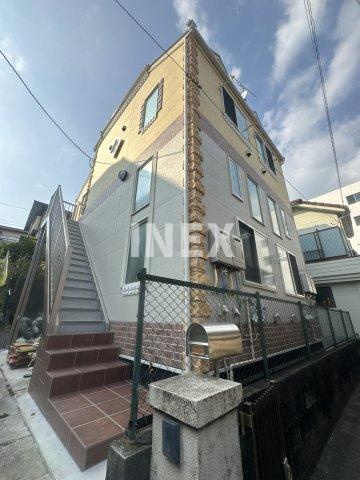 横浜市神奈川区西寺尾３丁目のアパートのエントランス