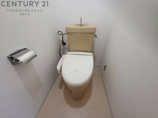 シンプルで掃除のしやすいトイレです♪